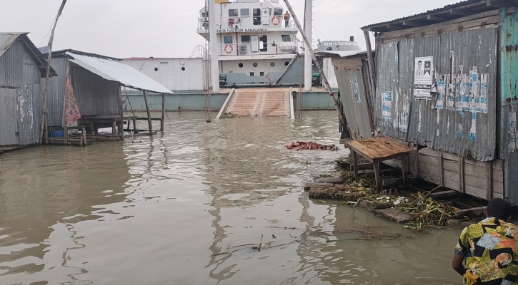 ৪ দিন ধরে ভোলা-লক্ষ্মীপুর রুটে ফেরি চলাচল বন্ধ, দুর্ভোগে যাত্রীরা